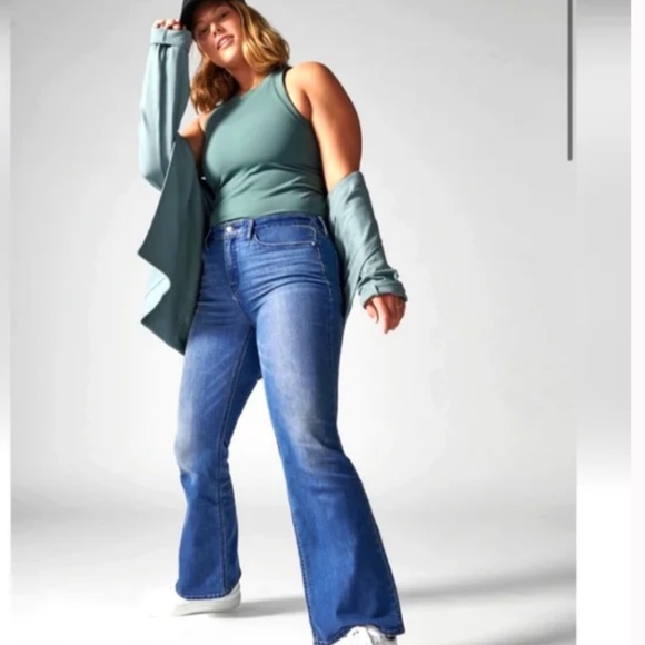 Athleta Denim - Athleta SCULPTEK™ Crop Kick Flare Jeans - Medium Blue Wash - Size 6